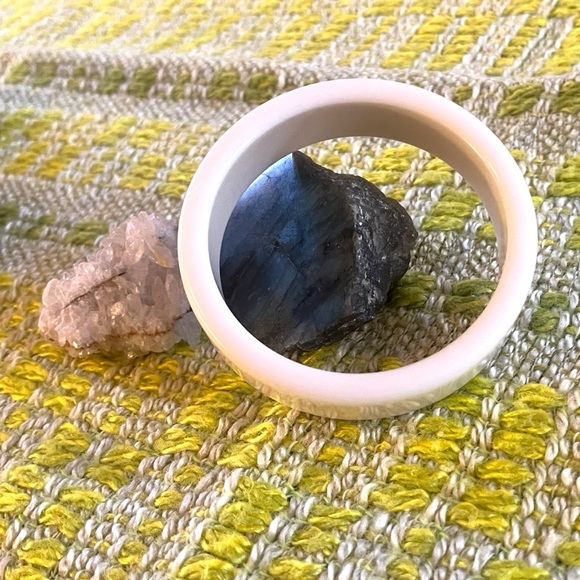 Vintage Jewelry - VTG 70s Creamy White Toned Chunky Acrylic Bangle